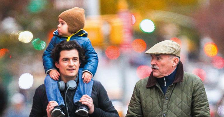Orlando Bloom vai a restaurante grego com o pai e o filho em nova York