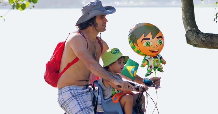 Eriberto Leão e seu filho João andam juntos de bicicleta no Rio de Janeiro