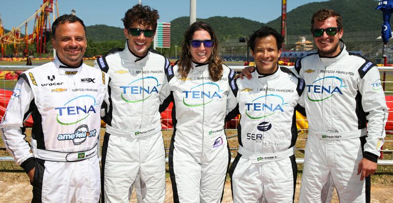 Pilotos famosos de diferentes modalidades participam de corrida de kart