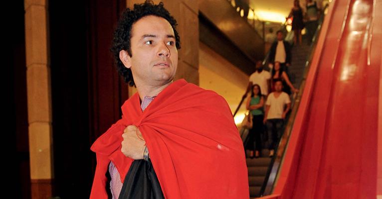 Marco Luque desce de escorregador em lançamento de celulares em São Paulo