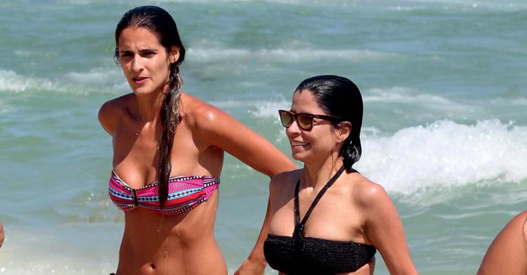 Ana Lima exibe boa forma na areia da praia do Leblon no Rio