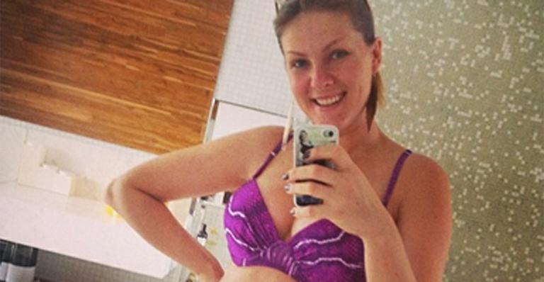 De biquíni, Ana Hickmann mostra seu barrigão de seis meses
