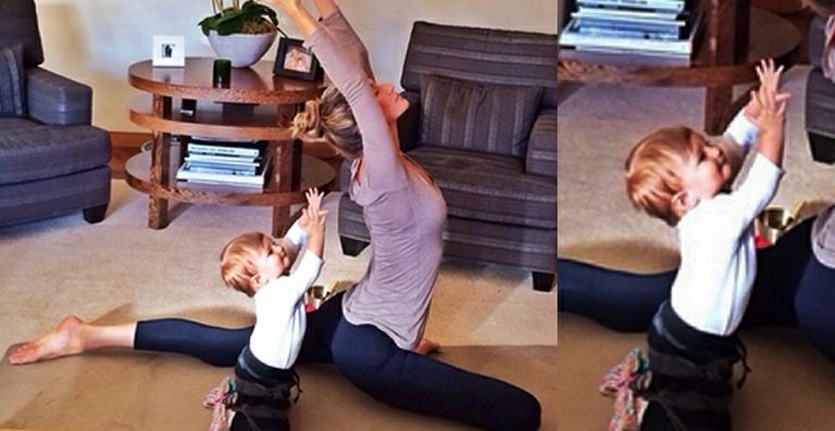 Gisele Bündchen mostra sua caçula, Vivian, imitando seus movimentos de yoga