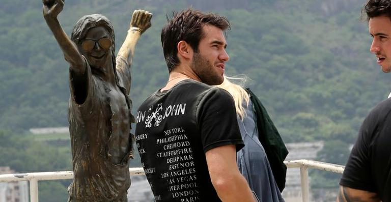 Joshua Bowman, de Revenge, visita comunidade no Rio de Janeiro