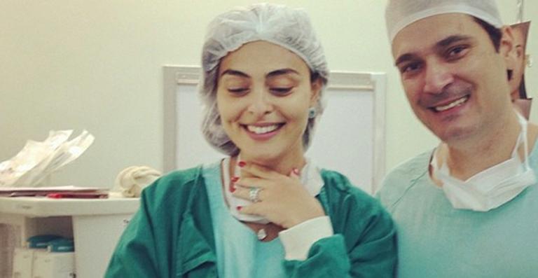 Com look de médica, Juliana Paes acompanha cirurgia
