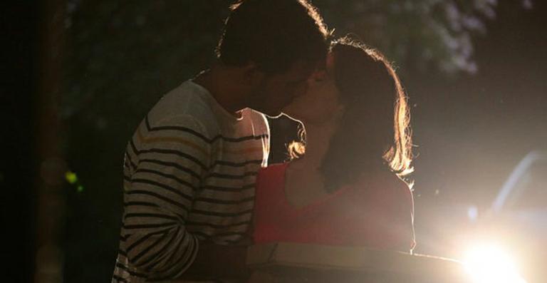 Amor à Vida: Aline tem noite de amor com Ninho no jardim