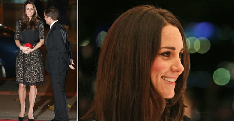 Kate Middleton comparece a evento beneficente com vestido midi e clutch vermelha