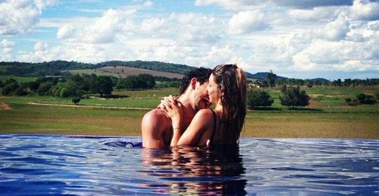 Aos beijos, Alexandre Pato curte piscina com sua namorada, Sophia Mattar