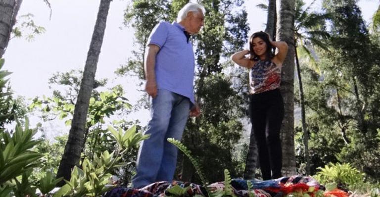 Amor à Vida: César encontra manta de Ninho jogada no jardim do casarão