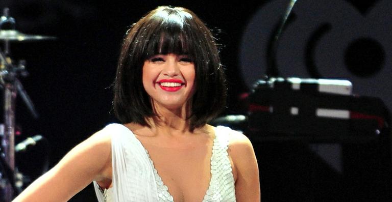 Novo visual? Selena Gomez aparece com cabelo curto em show