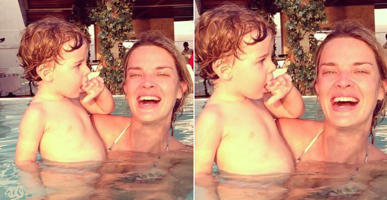 Letícia Birkheuer curte piscina com o filho, João Guilherme