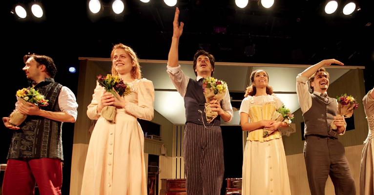 Marisol Ribeiro e outros atores encantam o público na pré-estreia no teatro