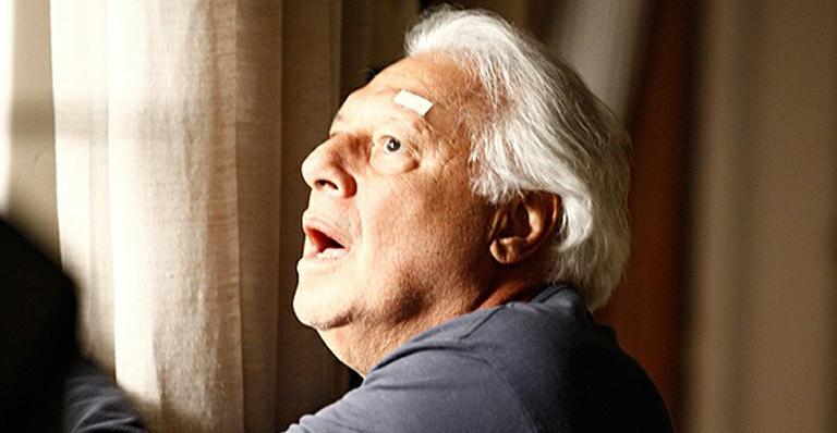 Amor à Vida: César acorda cego e quebra tudo pela casa