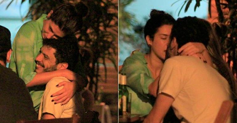 Fernanda Paes Leme troca beijos com ator Rafael Queiroga no Rio