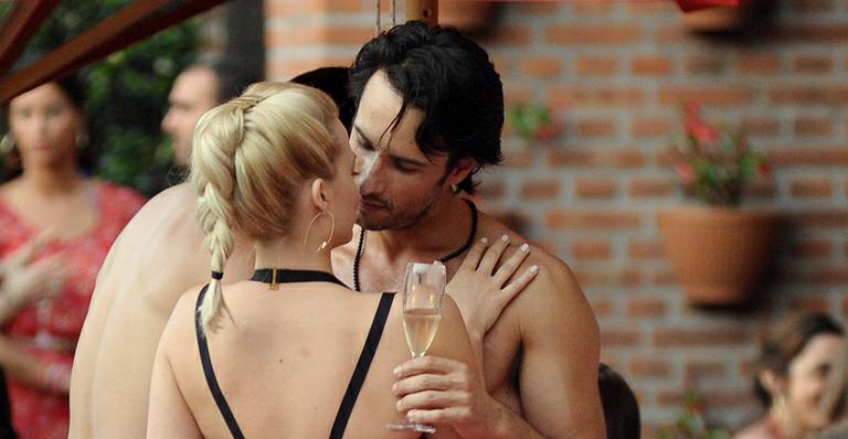 Rodrigo Santoro beija atriz em set do filme Focus