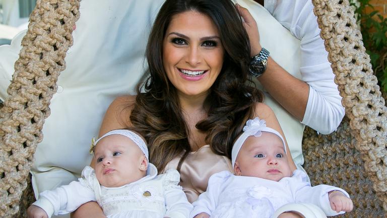 Fofura! Natália Guimarães posta vídeo das gêmeas dançando
