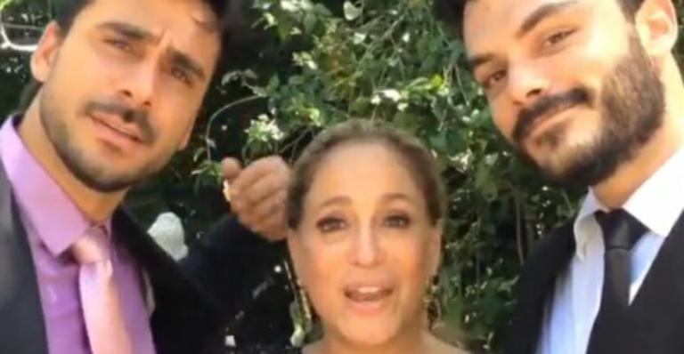 Susana Vieira grava vídeo entre galãs da novela: “Tá com inveja? Sorry”