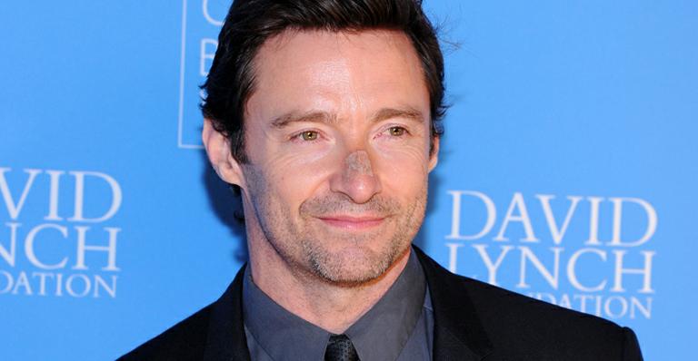 Hugh Jackman mostra o dedo machucado após cortar em peça de teatro