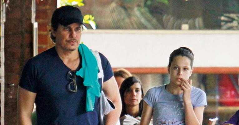 Edson Celulari leva a caçula Sophia à aula de balé no Rio de Janeiro