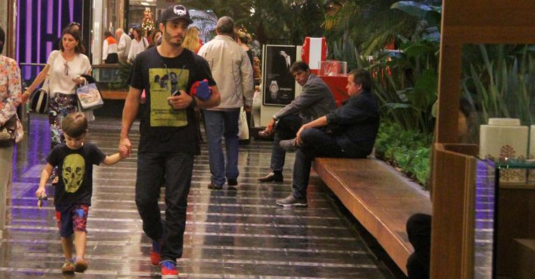 Thiago Rodrigues passa a tarde em shopping no Rio com o filho