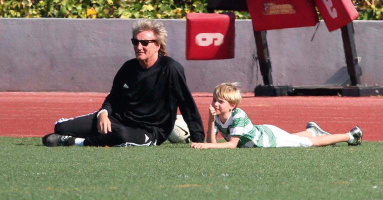 Rod Stewart assiste a uma partida de futebol acompanhado do filho