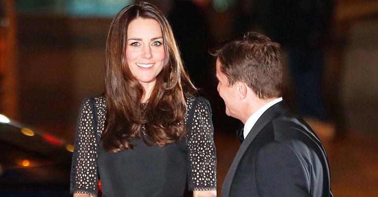 Kate Middleton vai bem vestida a jantar beneficente