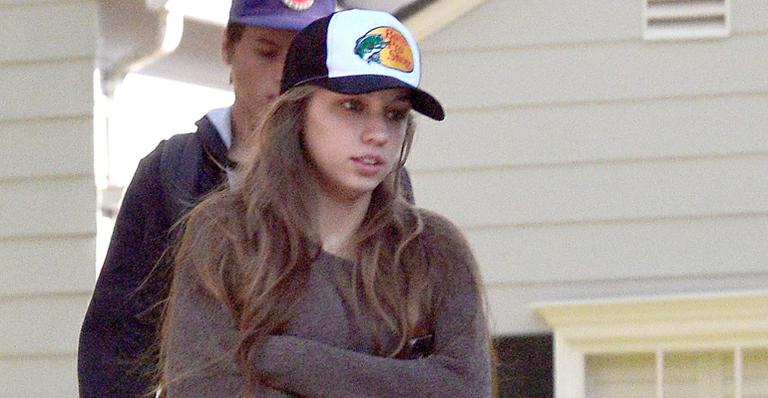 Abatida, filha de Paul Walker aparece na frente de sua casa na Califórnia