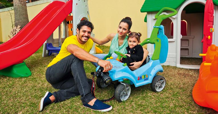 Maytê Piragibe e Marlos Cruz viajam com a filha Violeta de apenas três anos