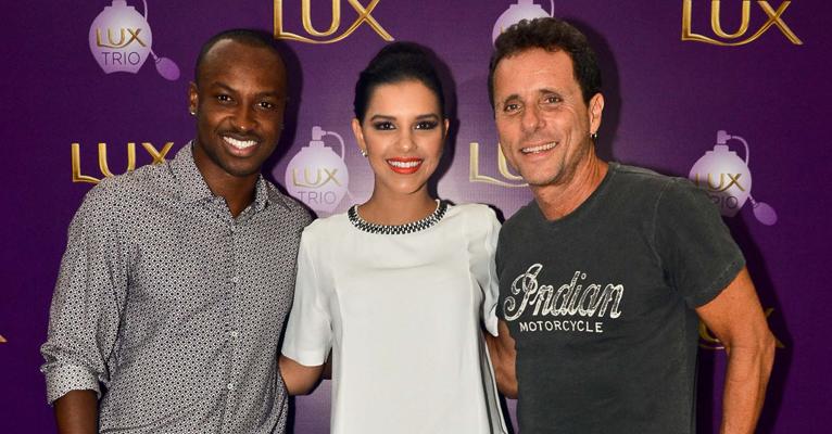 Mariana Rios canta ao lado de Thiaguinho e Tony Bellotto a convite de uma marca de sabonetes