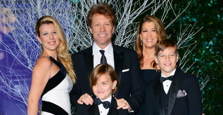 Jon Bon Jovi exibe sorrisos ao lado da família em gala beneficente em Londres
