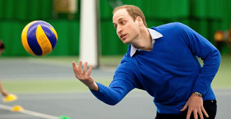 Príncipe William se arrisca no vôlei em Londres