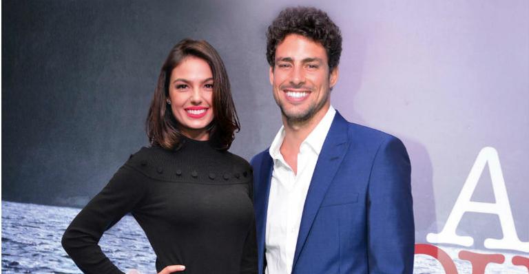Apresentação de minissérie Amores Roubados reúne Ísis e Cauã após rumores de affaire
