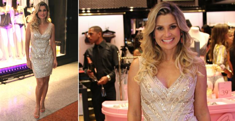 Flávia Alessandra arrasa em vestido com brilho em Salvador