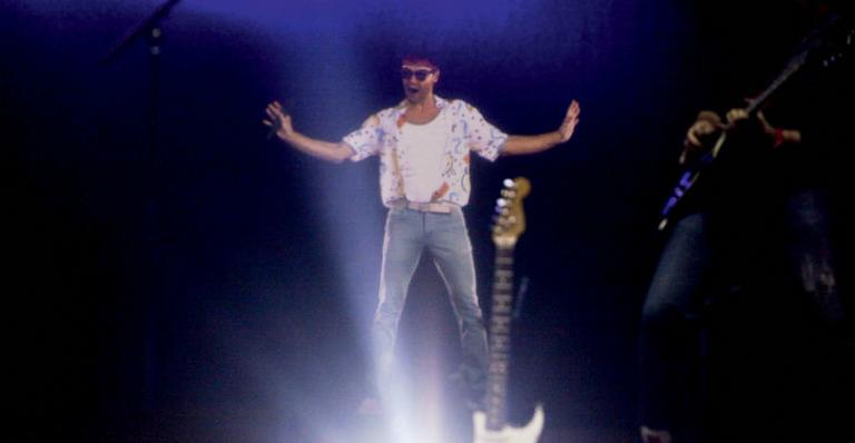 Cazuza recebe tributo e aparece em imagem holográfica para fãs no Parque da Juventude