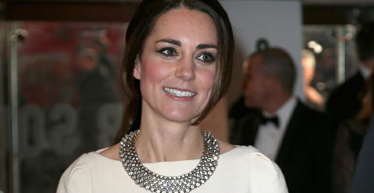 Com novos acessórios, Kate Middleton repete vestido