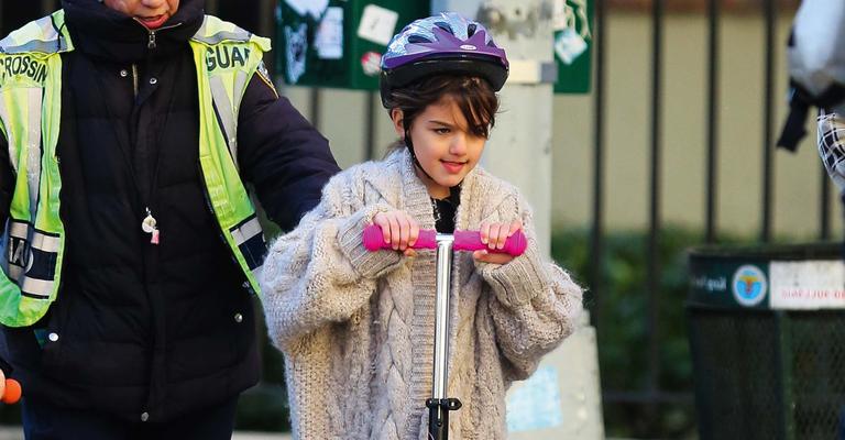 Suri Cruise usa patinete para ir à escola em Nova York