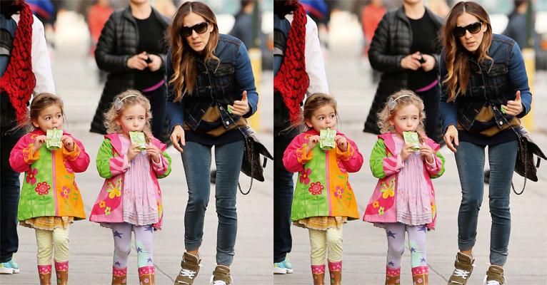 Sarah Jessica Parker busca as filhas na escola e anda pelas ruas de Nova York