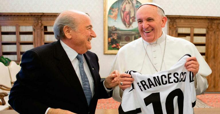 Apaixonado por futebol, Papa Francisco recebe presentes do presidente da Fifa, Joseph Blatter