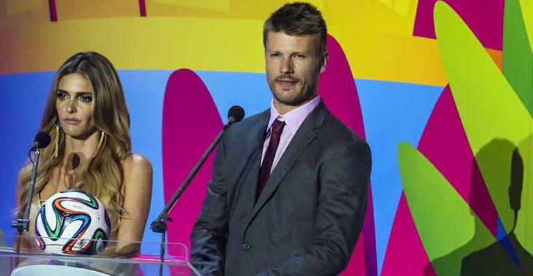 Fernanda Lima e Rodrigo Hilbert comandam sorteio da Copa 2014