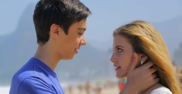 Cantor teen Kevin White lança clipe com Hanna Romanazzi, vilã de Malhação