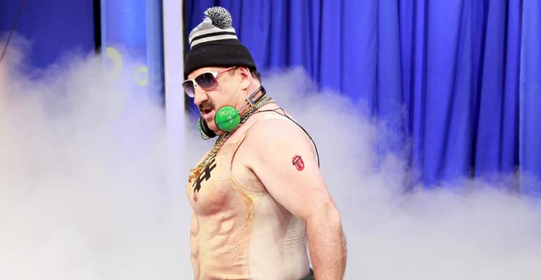 Ratinho vira DJ musculoso em vídeo especial de fim de ano