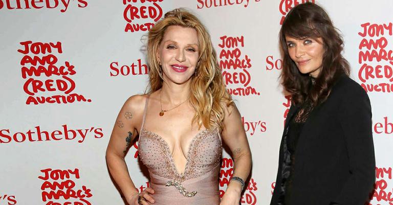 Coutney Love e Helena Christensen prestigiam leilão que arrecada fundos em NY