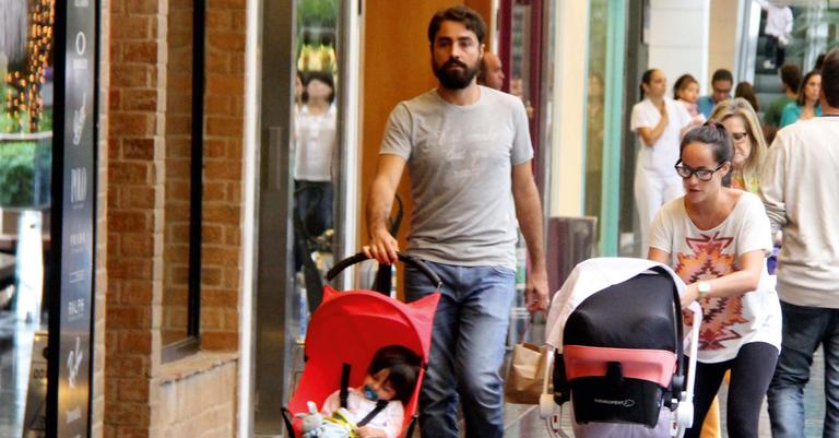 Ricardo Pereira e Francisca Pinto levam a filha recém-nascida para o primeiro passeio carioca