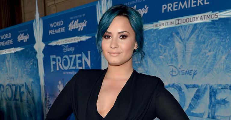 Demi Lovato aparece com look preto em pré-estreia de filme em L.A.