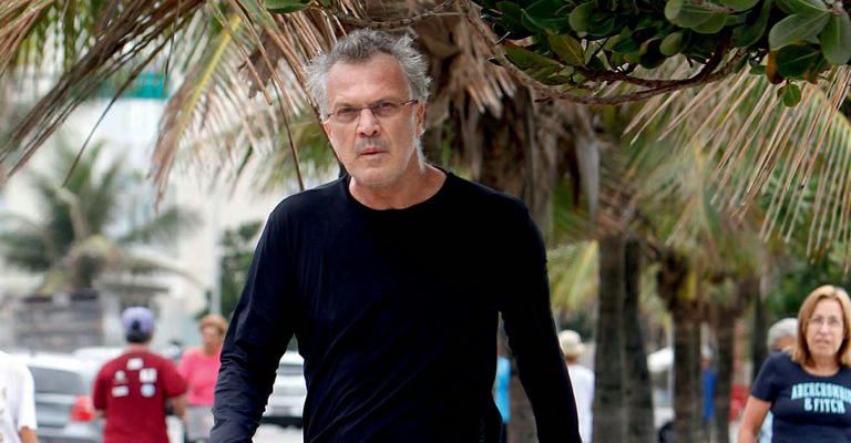 Pedro Bial caminha pela orla de Ipanema enquanto tem tempo antes da estreia do próximo BBB