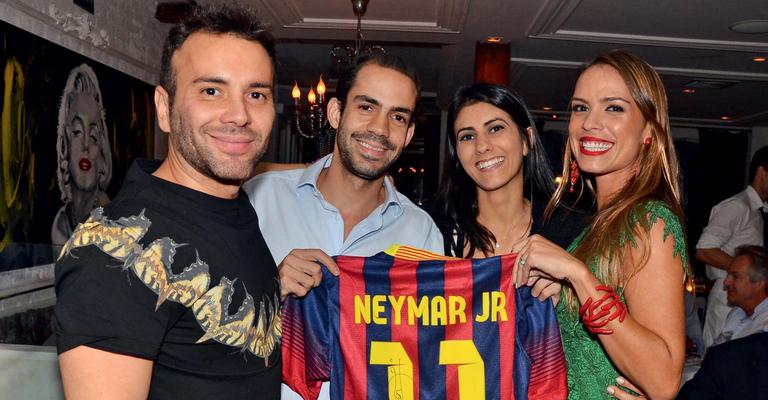 Matheus Mazzafera e Lígia Mendes jantam em bistrô para comemorar o primeiro ano da casa