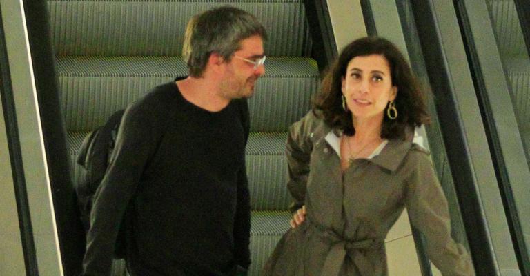 Fernanda Torres e Andrucha Waddington relaxam em passeio carioca