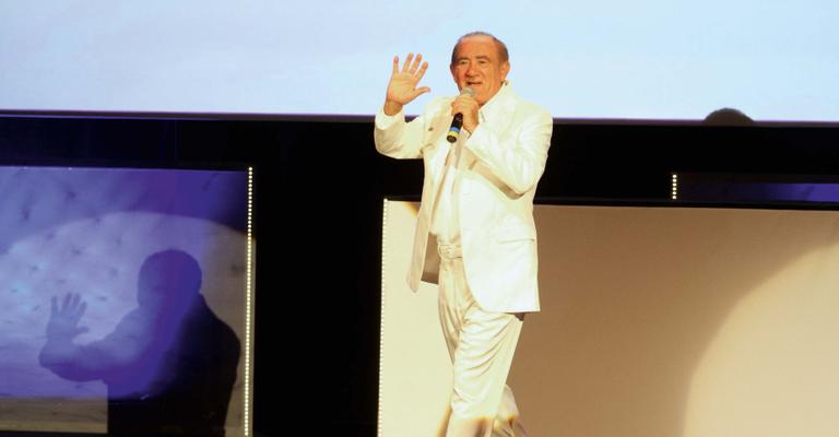 Renato Aragão e outros famosos em evento de Criança Esperança feito pela Rede Globo
