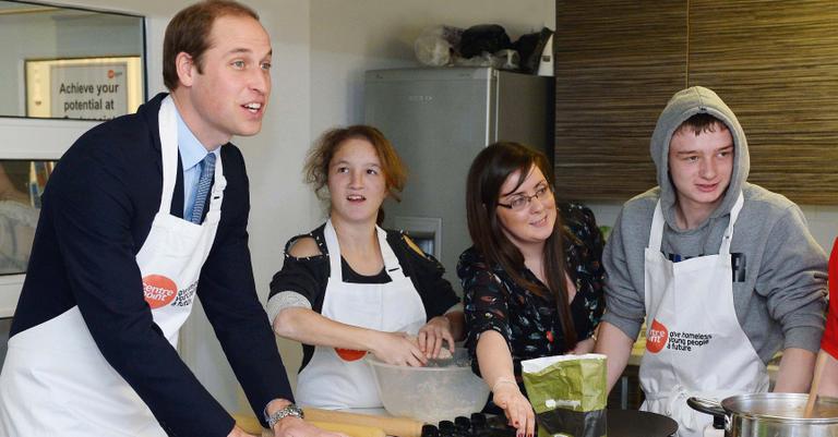Príncipe William exibe suas habilidades culinárias em ong que atende jovens moradores de rua