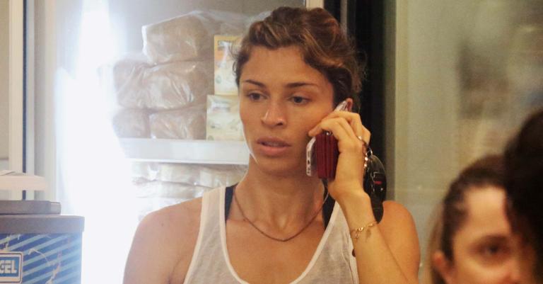 Grazi Massafera vai às compras depois de voltar dos Estados Unidos e aparece sem aliança